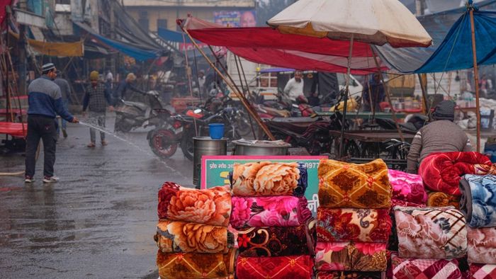 শীতের কম্বলের ক্রেতা নেই।-ফাইল ছবি