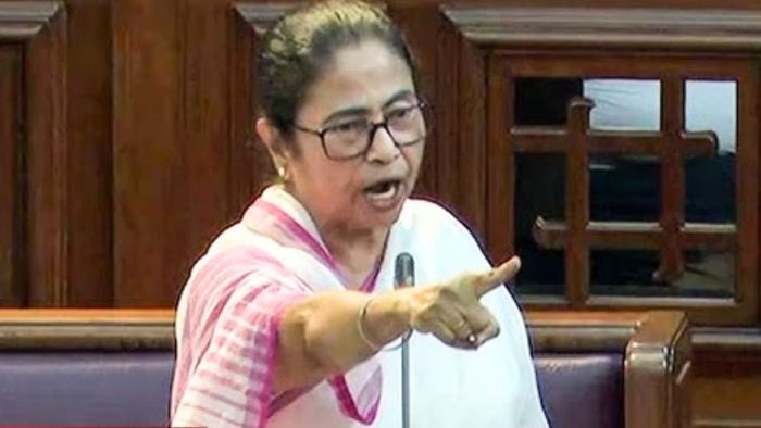 'সম্পত্তি ধ্বংস করবে,' ওয়াকফ বিল নিয়ে কেন্দ্রকে টার্গেট মমতার