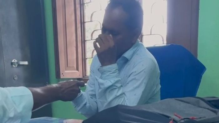 টাকা নেওয়ার মুহূ্র্ত।