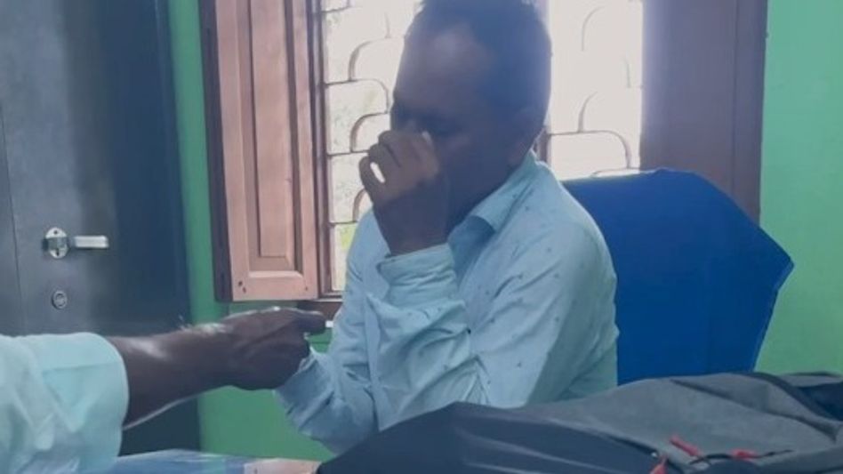 অফিসে বসেই 'কাটমানি' নিচ্ছেন শালবনির তৃণমূলের পঞ্চায়েত প্রধান, Viral Video ঘিরে তোলপাড় অফিসে বসেই 'কাটমানি' নিচ্ছেন শালবনির তৃণমূলের পঞ্চায়েত প্রধান, Viral Video ঘিরে তোলপাড়