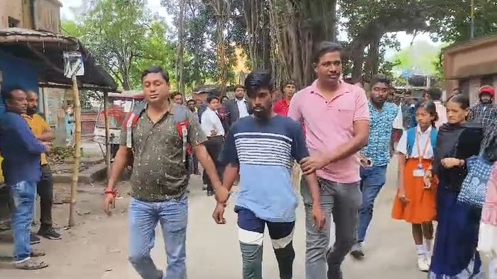 কৃষ্ণনগর আদালতে হাজিরার আগে পুলিশকর্মীর হাতে কামড় ডাকাতি করা আসামির