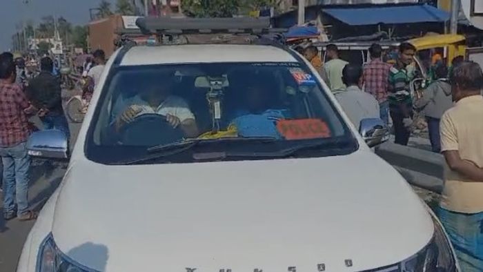 পুলিশের স্টিকার লাগান গাড়িতে নাবালক ছেলেকে অপহরণের চেষ্টা মায়ের