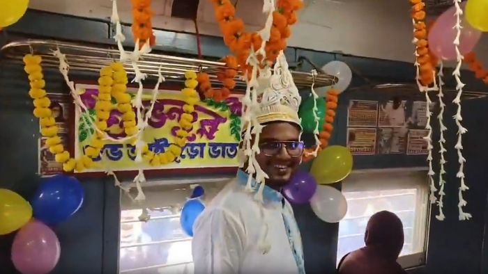 বনগাঁ লোকালে যুবকের আইবুড়ো ভাত, ১২ পদের মেনু, এলাহি ব্যাপার, VIDEO VIRAL