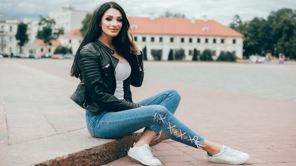 Hech qanday külotsiz yalangoch ayollar Politsiyachi ayolning yalang kokraklari surati