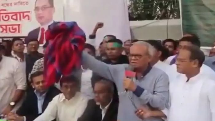 স্ত্রী শাড়ি পোড়াচ্ছেন বিএনপি নেতা