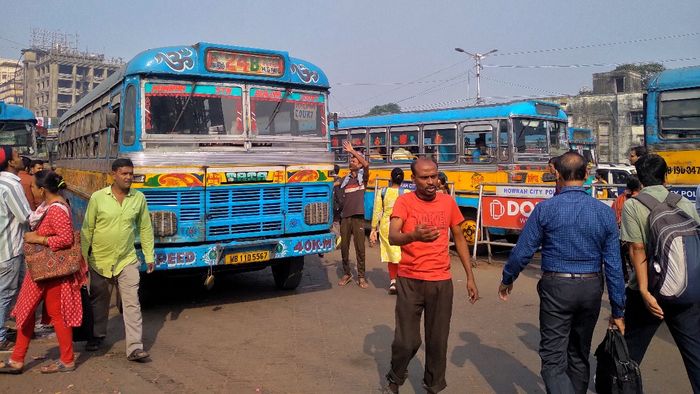 হাওড়ায় অফিস টাইমে বাস ধরতে ব্যস্ত যাত্রীরা।