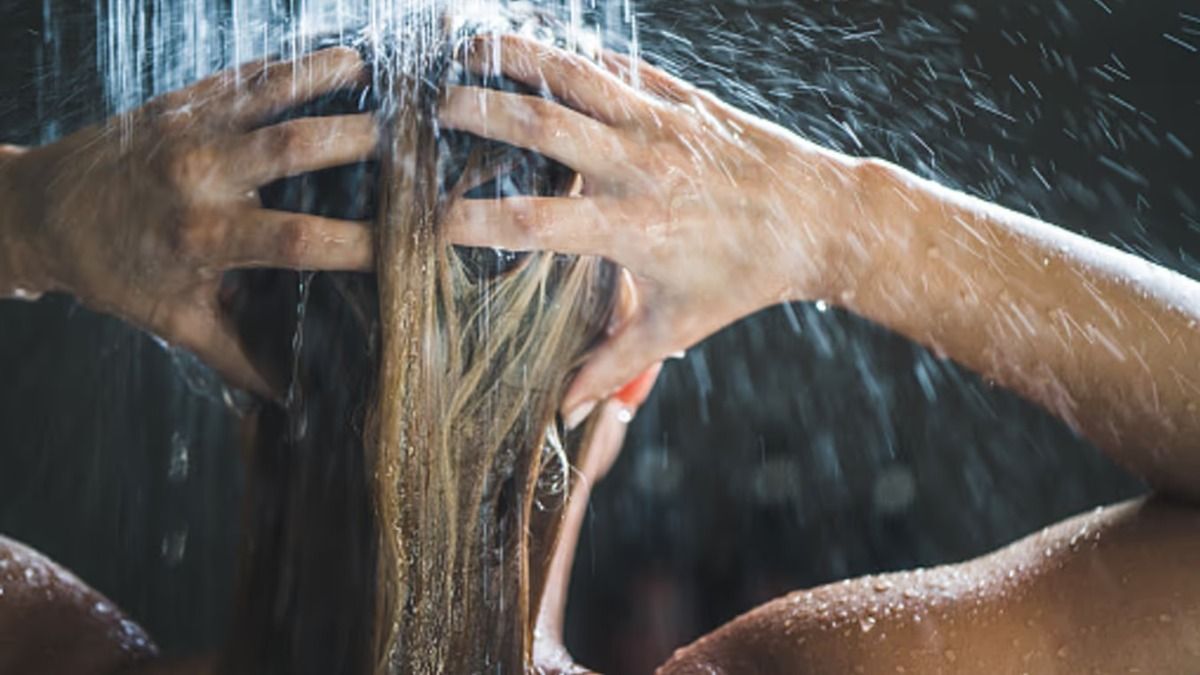 শীতে গরম জলে স্নান? বিপদ এড়াতে আগে যা জানা জরুরি