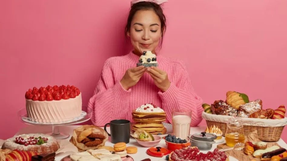 রাতের খাবারের পর মিষ্টি খাওয়ার অভ্যাস বিষের সমান! নিয়ন্ত্রণ করুন এই উপায়ে রাতের খাবারের পর মিষ্টি খাওয়ার অভ্যাস বিষের সমান! নিয়ন্ত্রণ করুন এই উপায়ে