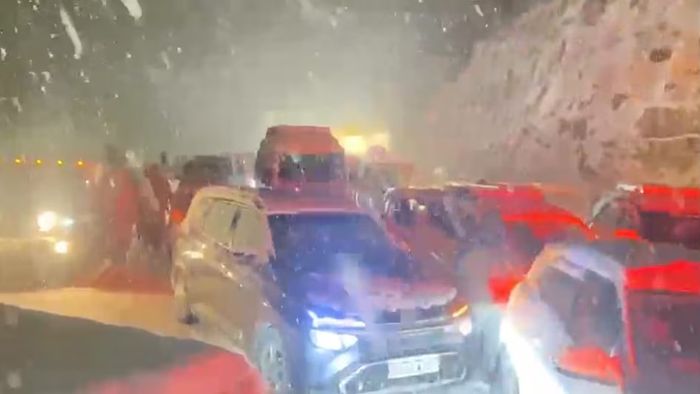 মানালিতে ভারী তুষারপাত, হাজারের উপর গাড়ি অটল টানেলে আটকে