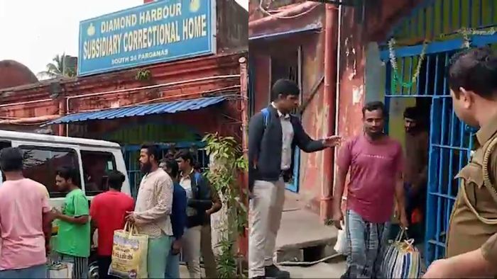 ডায়মন্ড হারবার জেল থেকে মুক্ত ১২ বাংলাদেশি মৎস্যজীবী