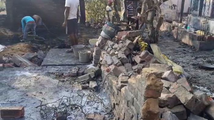 চম্পাহাটিতে ব্যবসায়ীর বাড়িতে বিস্ফোরণ, বোমা নাকি বাজি মজুত ছিল?