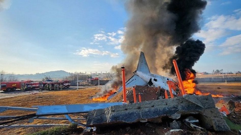 দক্ষিণ কোরিয়ায় ভয়াবহ বিমান দুর্ঘটনা, মৃত্যু ৮৫ জনের দক্ষিণ কোরিয়ায় ভয়াবহ বিমান দুর্ঘটনা, মৃত্যু ৮৫ জনের