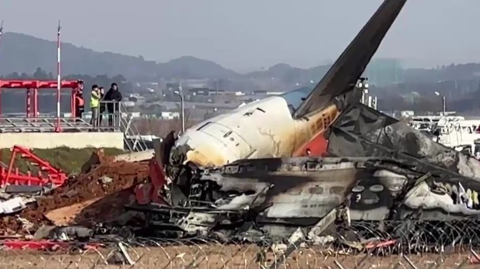 দক্ষিণ কোরিয়ার বিমান দুর্ঘটনায় ১৭৯ জনেরই মৃত্যু, জীবিত উদ্ধার মাত্র ২ দক্ষিণ কোরিয়ার বিমান দুর্ঘটনায় ১৭৯ জনেরই মৃত্যু, জীবিত উদ্ধার মাত্র ২