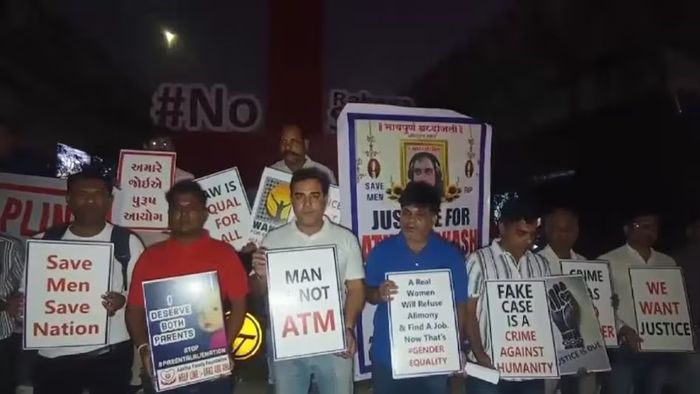 'ম্যান নট এটিএম', পুরুষ কমিশনের দাবিতে গুজরাতের সুরাটে বিক্ষোভ 'অত্যাচারিত' স্বামীদের