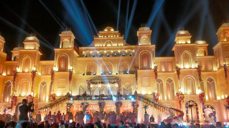 সিউড়ির ব্যবসায়ীর মেয়ের বিয়েতে 'রাজকীয়' জাঁকজমক, এত টাকা এল কোথা থেকে? তুমুল চর্চা সিউড়ির ব্যবসায়ীর মেয়ের বিয়েতে 'রাজকীয়' জাঁকজমক, এত টাকা এল কোথা থেকে? তুমুল চর্চা