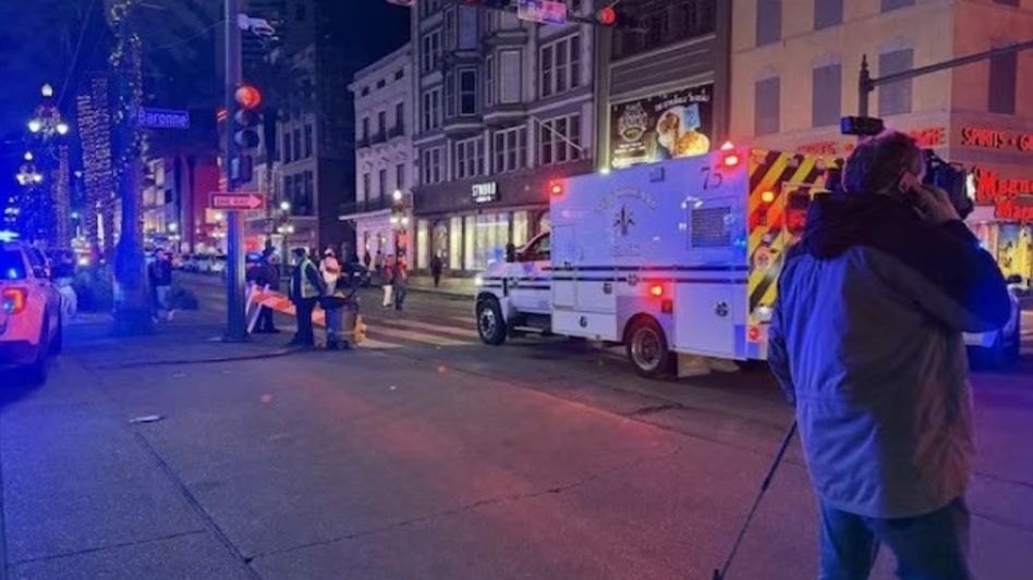 আমেরিকায় বর্ষবরণের ভিড়ে তীব্র গতিতে গাড়ি, নির্বিচারে গুলি, হত অন্তত ১৫ আমেরিকায় বর্ষবরণের ভিড়ে তীব্র গতিতে গাড়ি, নির্বিচারে গুলি, হত অন্তত ১৫