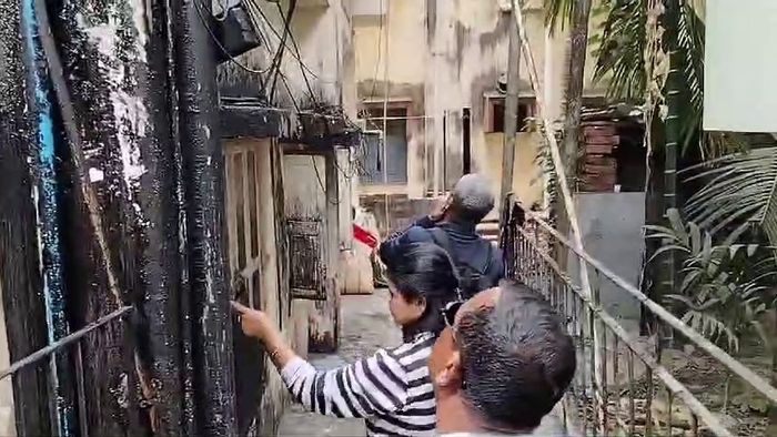 ঘরের দেওয়াল বেয়ে গড়াচ্ছে তেল।