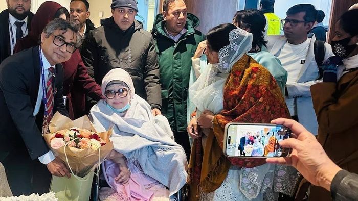 লন্ডনের হিথরো বিমানবন্দরে বিএনপি প্রধান খালেদা জিয়া।-ফাইল ছবি