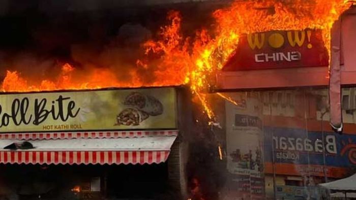 শিয়ালদা স্টেশনের বাইরে ভয়াবহ অগ্নিকাণ্ড, ঘটনাস্থলে দমকল