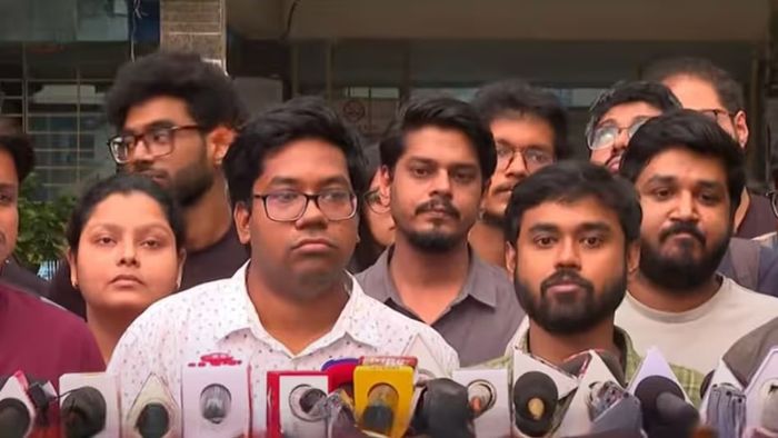 দেবাশিস হালদার (ডানদিকে) ফাইল ছবি