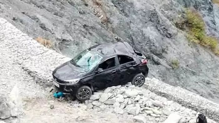 সিটংয়ে ঘুরতে গিয়ে খাদে পড়ল পর্যটকবাহী গাড়ি, জখম ৫