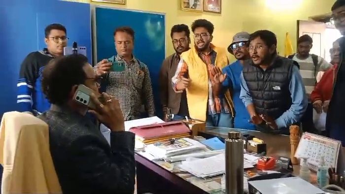 প্রধান শিক্ষকের ঘরে বিক্ষোভ।