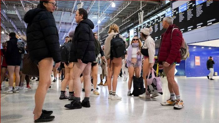 মেট্রোর অপেক্ষায় 'প্যান্ট-হীন' যাত্রীরা।