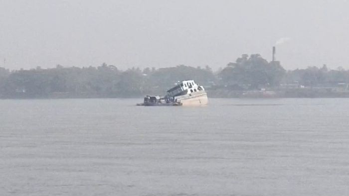 বাংলদেশি জাহাজ ডুবছে বাঁশবেড়িয়ায় কাছে গঙ্গায়।-ফাইল ছবি