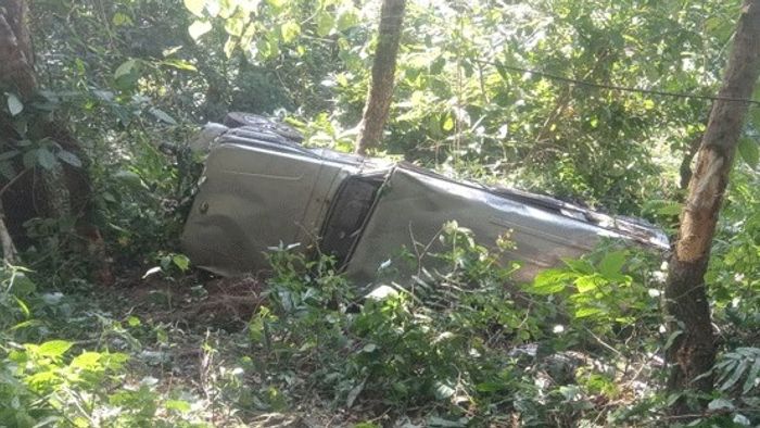 পাহাড়ে ফের পর্যটকবোঝাই গাড়ি খাদে, অল্পের জন্য বাঁচলেন ৫ যাত্রী
