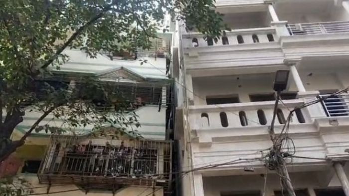 কলকাতায় বাড়ি হেলে গেল