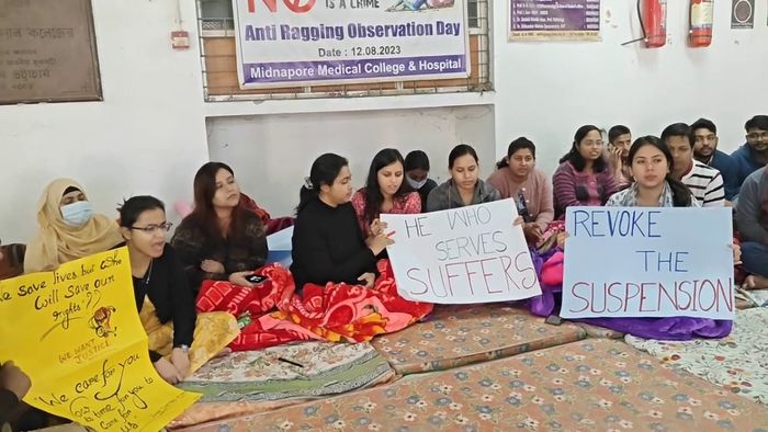 অবস্থান তুললেন জুনিয়র ডাক্তাররা।