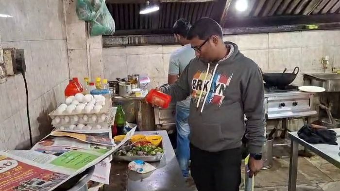 দিঘার হোটেলে দেওয়া হচ্ছে বাসি খাবার।