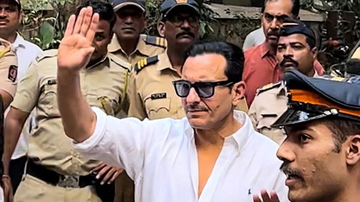 হাসপাতাল থেকে বেরোচ্ছেন সইফ