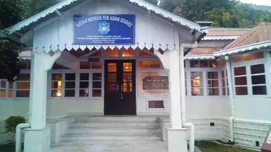 কার্শিয়াঙে এই বাড়িতেই গৃহবন্দি ছিলেন সুভাষ, রয়েছে নেতাজির লাগানো সেই গাছও কার্শিয়াঙে এই বাড়িতেই গৃহবন্দি ছিলেন সুভাষ, রয়েছে নেতাজির লাগানো সেই গাছও