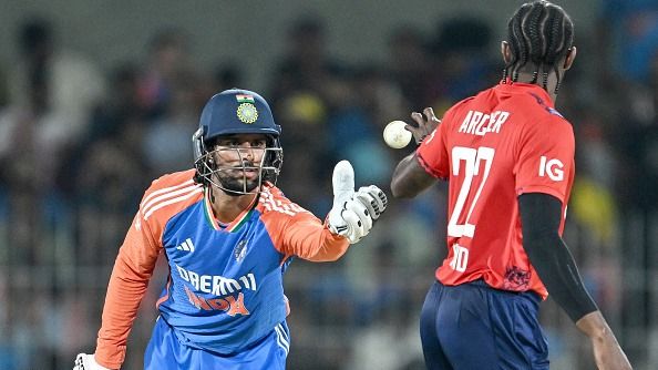  ভারতের তিলক ভার্মা (এল) এই ফ্রেমে ইংল্যান্ডের জোফরা আর্চারকে বল দেন