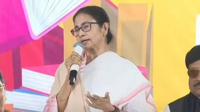 বইমেলায় মমতা বন্দ্যোপাধ্যায়।