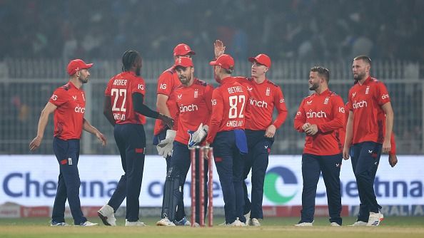 ইংল্যান্ডের জোফরা আর্চার প্রথম টি-টোয়েন্টিতে ভারতের সূর্যকুমার যাদবকে আউট করার পর তার সতীর্থদের সাথে উদযাপন করছেন