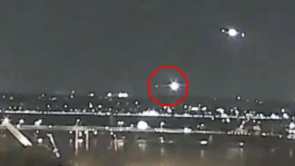 ওয়াশিংটনে মাঝ আকাশে হেলিকপ্টারের সঙ্গে যাত্রীবাহী প্লেনের সংঘর্ষ, বাড়ছে মৃতের সংখ্যা