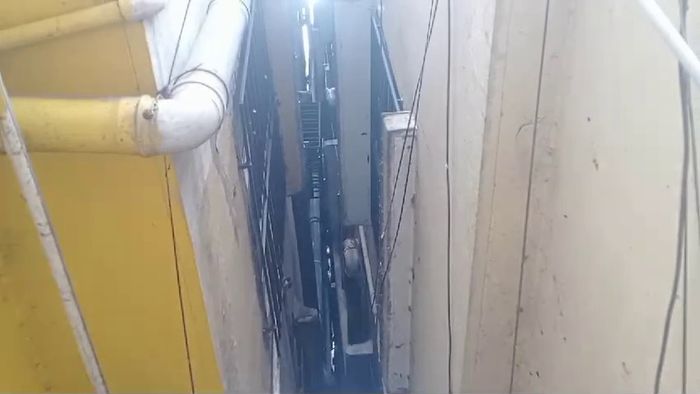 সল্টলেকে হেলে গেল বহুতল