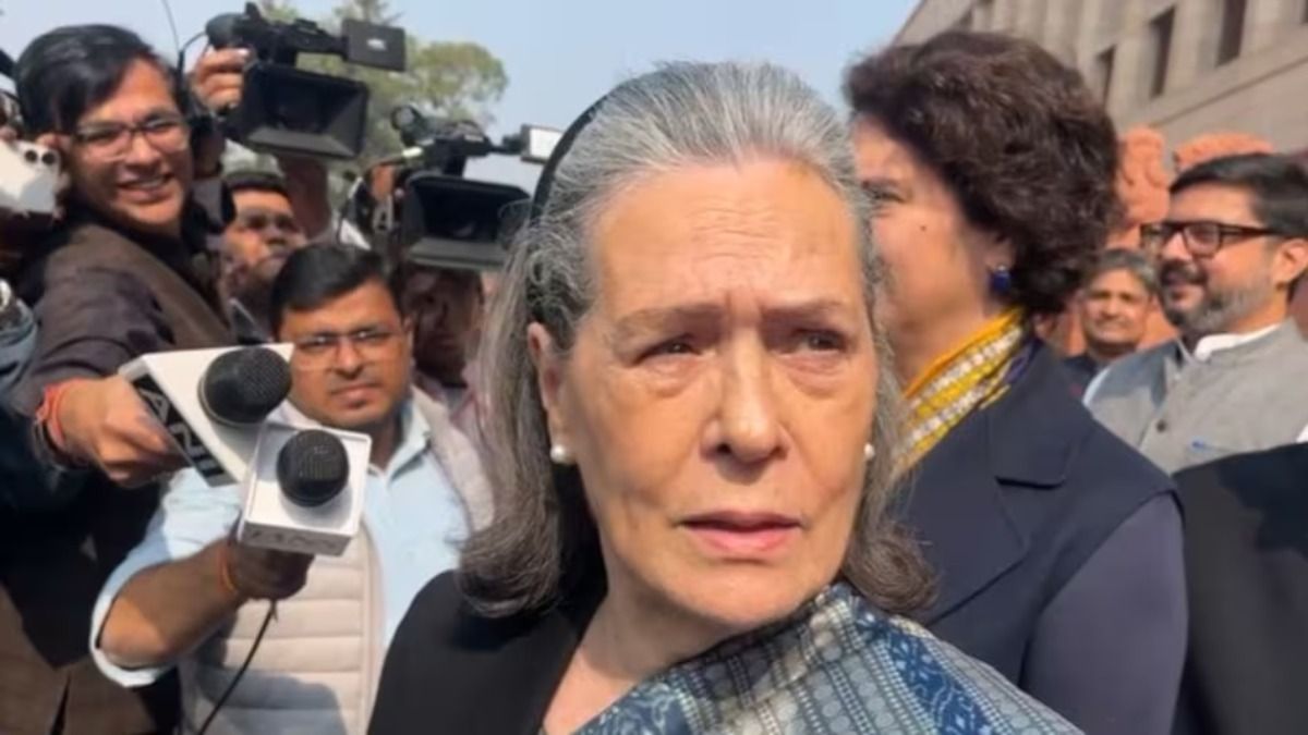 সংসদের বাইরে সনিয়া গান্ধী।