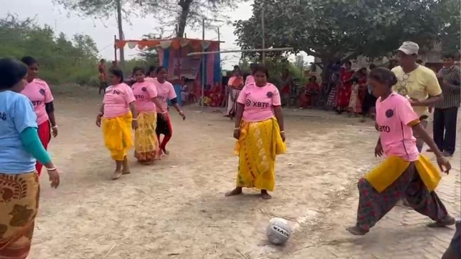 ফুটবলে বাজিমাত সুন্দরবনের মহিলাদের, শাড়ি পরেই মাঠ দাপালেন বন্দনা, শিবানীরা ফুটবলে বাজিমাত সুন্দরবনের মহিলাদের, শাড়ি পরেই মাঠ দাপালেন বন্দনা, শিবানীরা