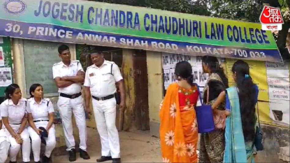 যোগেশচন্দ্রে ব্রাত্য যেতেই বিক্ষোভ, ছাত্রীরা বলছেন,'রেপ থ্রেট দিচ্ছে' যোগেশচন্দ্রে ব্রাত্য যেতেই বিক্ষোভ, ছাত্রীরা বলছেন,'রেপ থ্রেট দিচ্ছে'