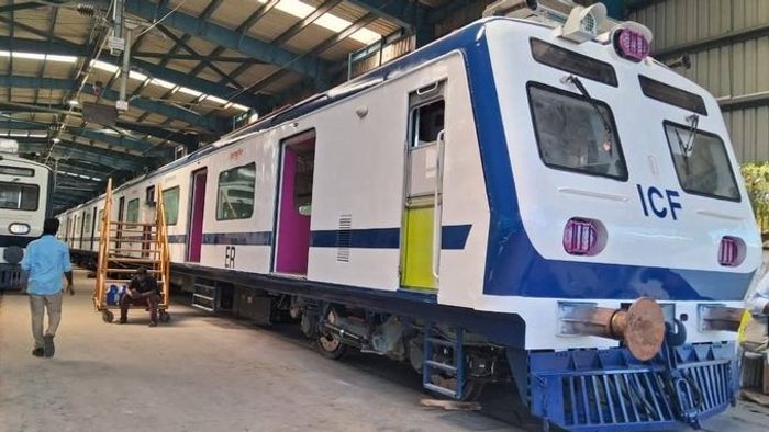 এসি লোকাল ট্রেনের যে ছবি ভাইরাল