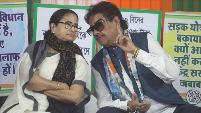 মমতা বন্দ্যোপাধ্যায় ও শত্রুঘ্ন সিনহা -- ফাইল ছবি