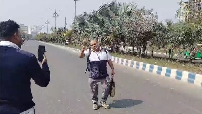 ছুরি হাতে হাঁটছেন সেই ব্যক্তি।-ফাইল ছবি