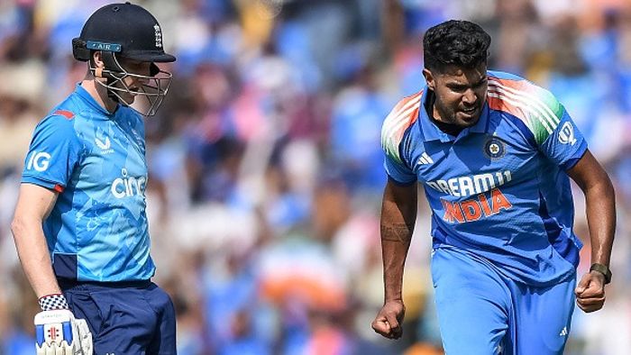 নাগপুরে প্রথম ওয়ানডেতে ইংল্যান্ডের হ্যারি ব্রুকের উইকেট নেওয়ার পর ভারতের হর্ষিত রানা (ডান) উদযাপন করছেন