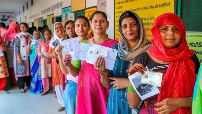 দিল্লি ভোটে পুরুষদের ছাড়িয়ে গেল মহিলা ভোটারের সংখ্যা, গেমচেঞ্জার হতে চলেছে?