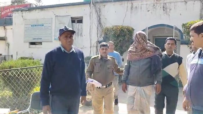 পুলিশের জালে অভিযুক্ত।