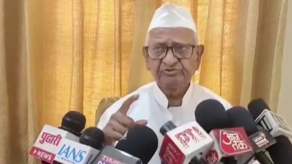 'মদ-অর্থে মজেছিলেন', কেজরিওয়ালকে নিয়ে মুখ খুললেন 'গুরু' আন্না 'মদ-অর্থে মজেছিলেন', কেজরিওয়ালকে নিয়ে মুখ খুললেন 'গুরু' আন্না