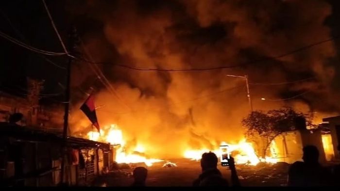 নারকেলডাঙায় ঝুপড়িতে আগুন, কাউন্সিলরের বিরুদ্ধে অভিযোগ ঘিরে উত্তাল এলাকা